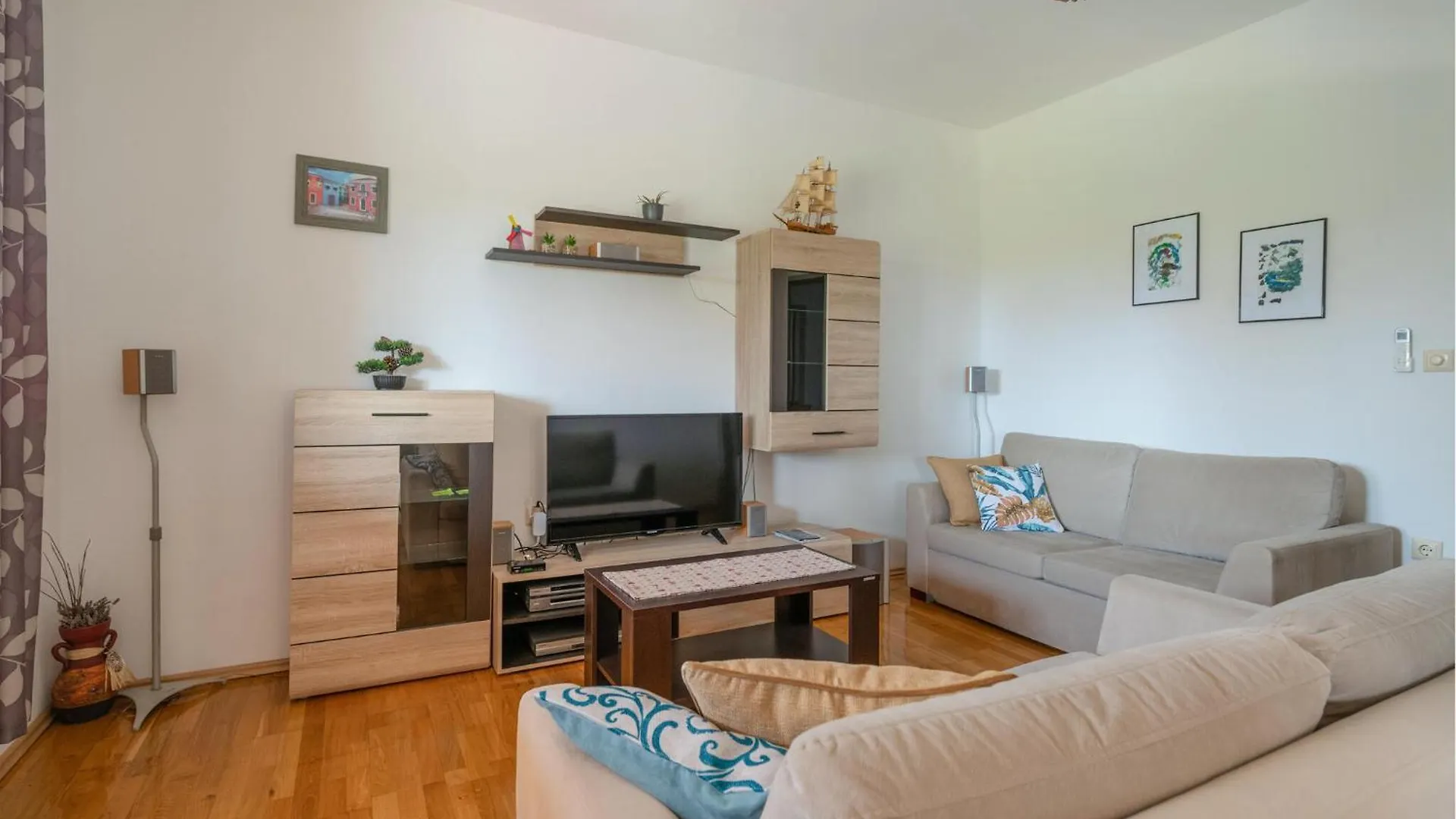 Lovely Home In Valbandon With Kitchen 펜션